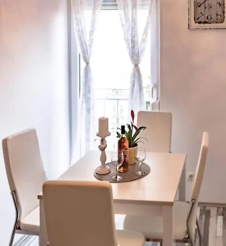 Lux Group Escape Split *