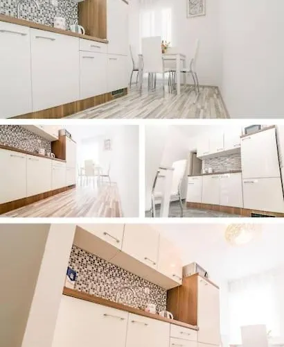 Lux Group Escape Split Apartment *