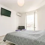 Lux Group Escape Split