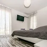 Lux Group Escape Split