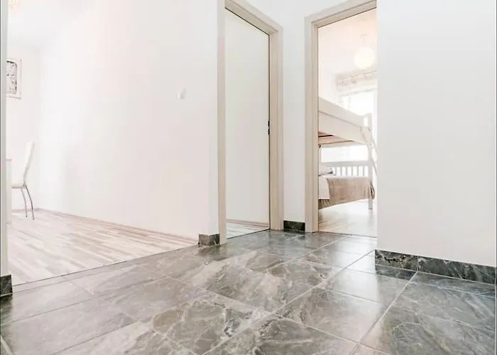 Lux Group Escape Split