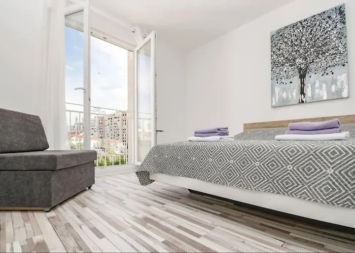 LUX Group Escape Split *