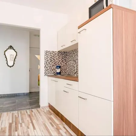 Lux Group Escape Split Apartment Split